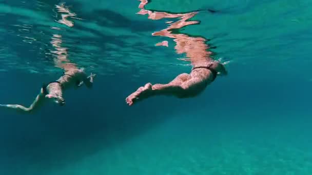 Underwater shooting of young women with beautiful body — Stock Video