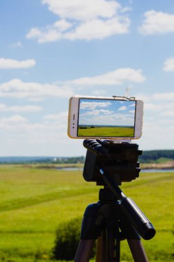 Smartphone yaz manzara yakalama tripod üzerinde