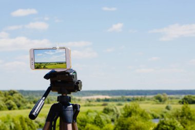 Smartphone yaz manzara yakalama tripod üzerinde