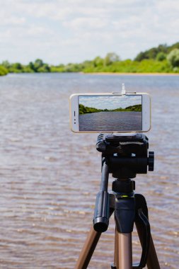 Smartphone gibi profesyonel fotoğraf makinesi tripod üzerinde kullanma