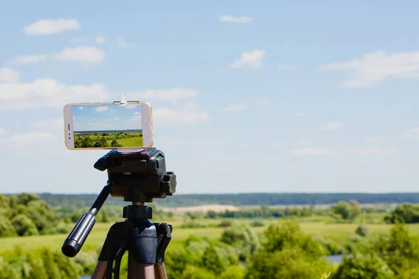 Smartphone em tripé captura paisagem de verão — Fotografia de Stock