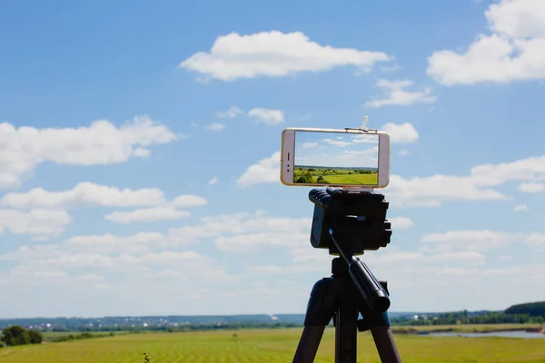 Smartphone em tripé captura paisagem de verão — Fotografia de Stock