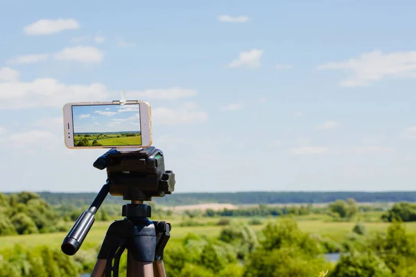 Smartphone em tripé captura paisagem de verão — Fotografia de Stock