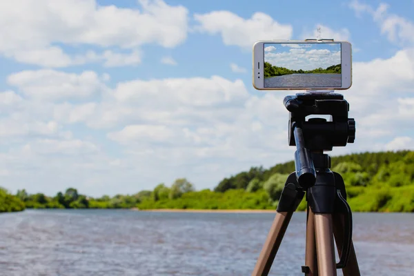 Uso de smartphone como cámara de fotos profesional en el trípode — Foto de Stock