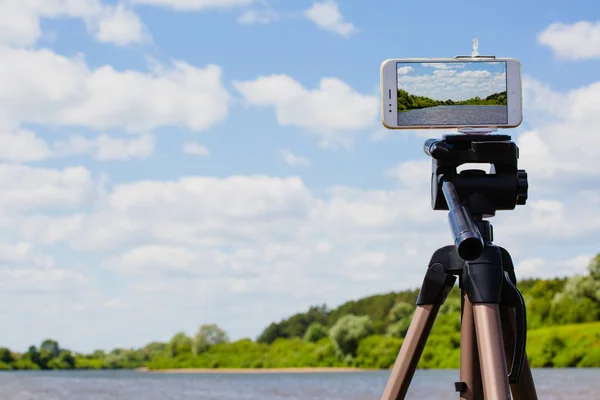 Uso de smartphone como cámara de fotos profesional en el trípode — Foto de Stock