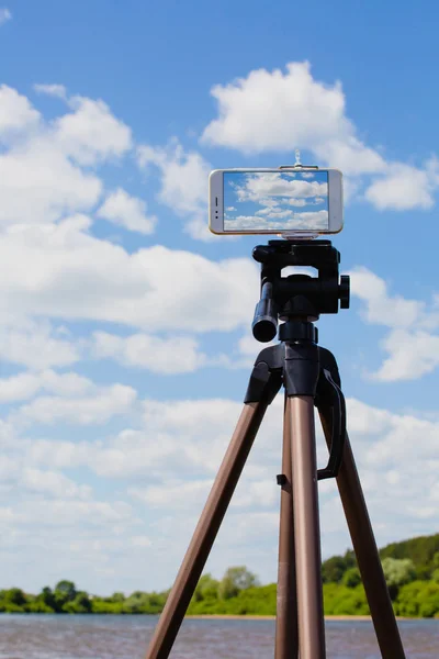 Usando smartphone como câmera de foto profissional no tripé — Fotografia de Stock