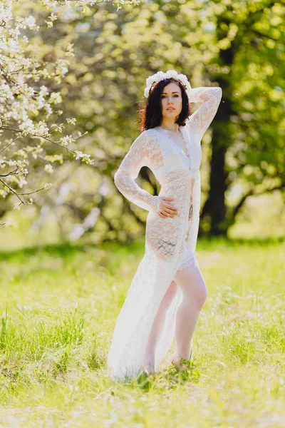 Молодая сексуальная невеста в белом белье и чулках — стоковое фото