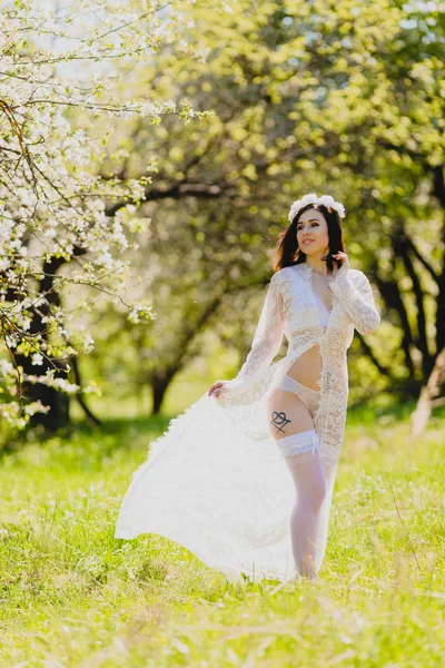 Beyaz iç çamaşırı ve çorap genç seksi gelin