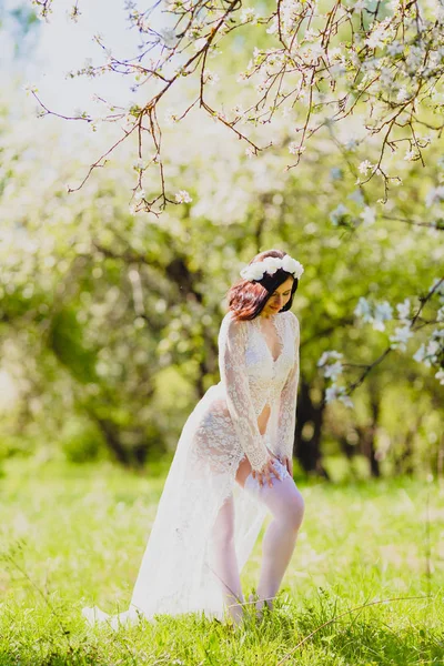 Соблазнительная молодая невеста в белом халате и чулках с подвязкой — стоковое фото