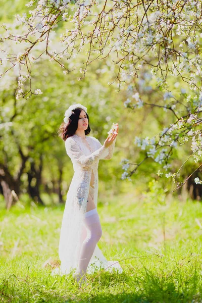 Verleidelijke jonge bruid in witte neglige en kousen — Stockfoto