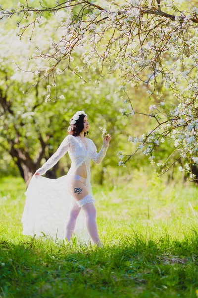 Baştan çıkarıcı genç gelin beyaz sabahlık ve çorap