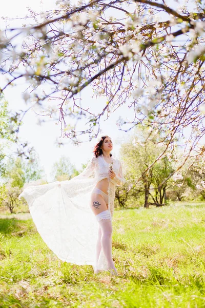 Joven novia sexy en lencería blanca y medias —  Fotos de Stock