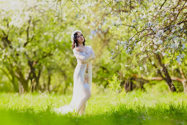 Jeune mariée séduisante en négligée blanche et bas — Photo