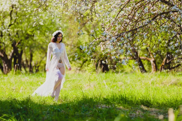 Giovane sposa sexy in lingerie bianca e calze — Foto Stock
