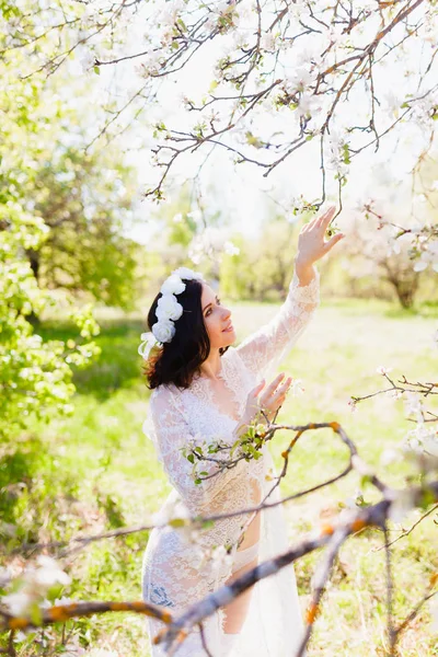 Verführerische junge Braut in weißen Negligee und Strümpfen — Stockfoto