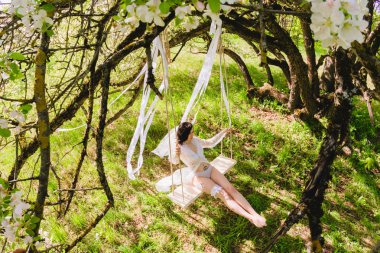 Salıncakta sallanan baştan çıkarıcı genç gelin