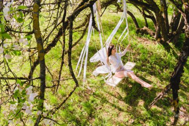 Salıncakta sallanan baştan çıkarıcı genç gelin