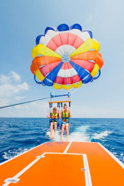 Birkaç turist prepearing çok renkli paraşüt üzerinde uçmak için