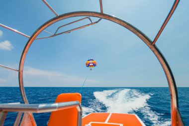 Turistler çok renkli paraşüt üzerinde uçan bir kaç