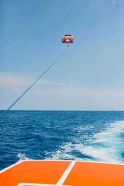 Turistler çok renkli paraşüt üzerinde uçan bir kaç