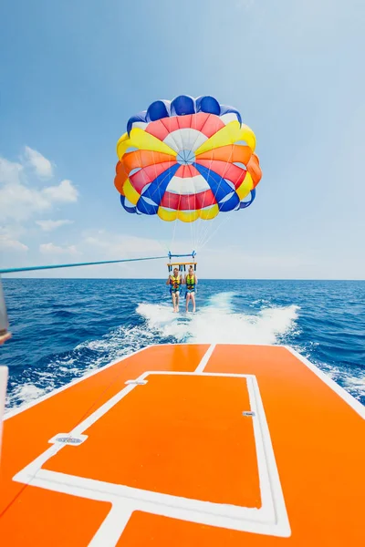 Turistler çok renkli paraşüt üzerinde uçan bir kaç