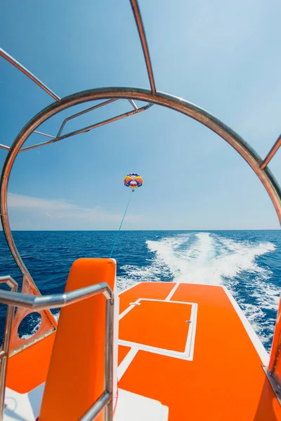 Couple of tourists flying on a multi colored parachute — Stock Photo, Image