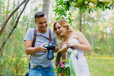 Fotoğrafçı ve son zamanlarda çekilmiş fotoğrafları izlerken gelin