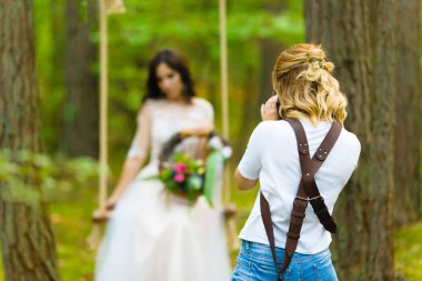 Yakın çekim Gelin portreleri alarak profesyonel düğün fotoğrafçısı