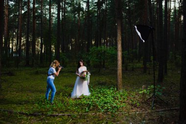 Strobe ve softbox resimler yapmak kullanarak profesyonel düğün fotoğrafçısı