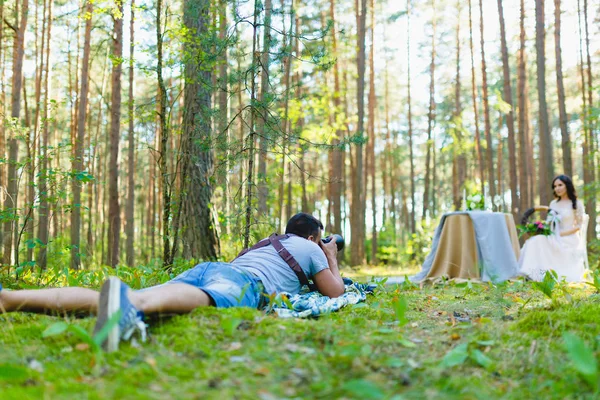 Fotograf fotografiert die Braut im Wald — Stockfoto