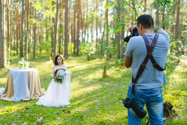 Fotografo che scatta foto della sposa nella foresta — Foto Stock