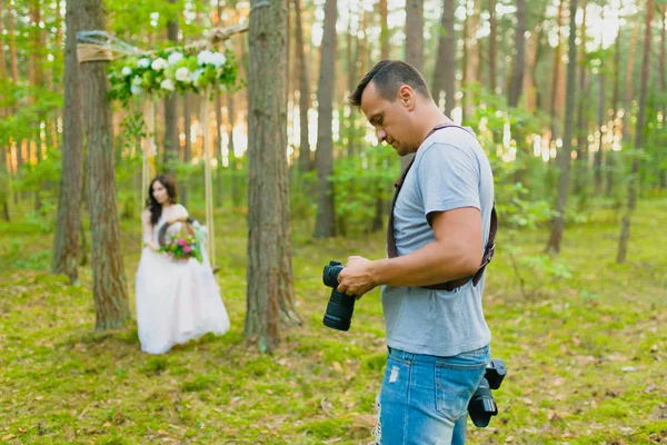 Photographe prenant des photos de la mariée sur une balançoire à corde — Photo