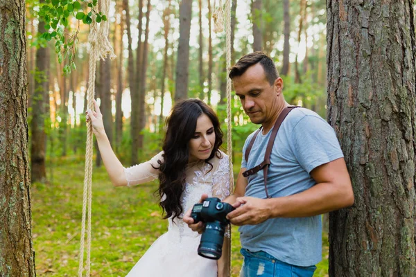 Fotograf und Braut beobachten kürzlich aufgenommene Fotos — Stockfoto