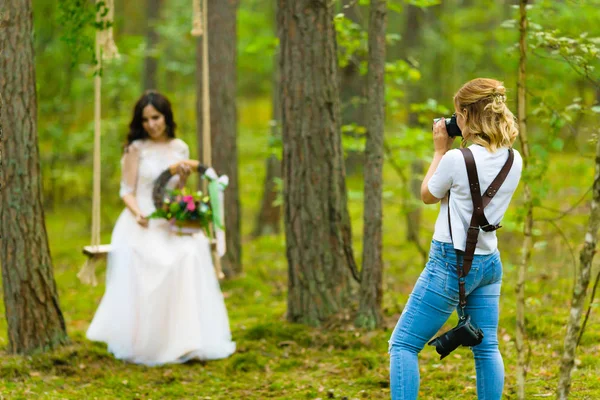 Professioneller Hochzeitsfotograf, der die Braut aus nächster Nähe porträtiert — Stockfoto