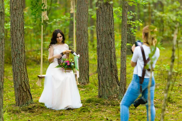 Professionell bröllopsfotograf tar närbild porträtt av bruden — Stockfoto
