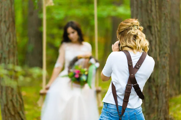 Photographe de mariage professionnel prenant des portraits en gros plan de la mariée — Photo