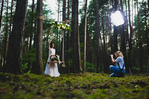 Photographe de mariage professionnel utilisant stroboscope et softbox pour faire des photos — Photo