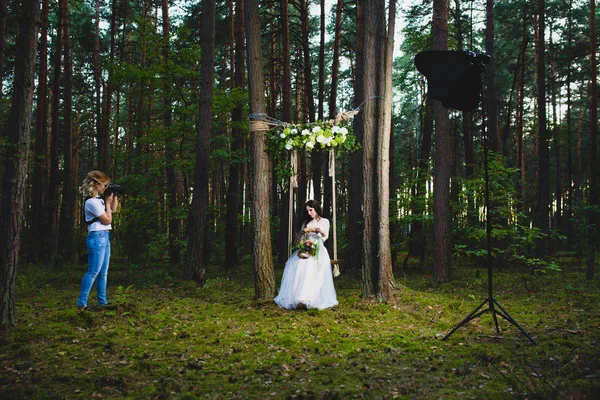 Fotografo di nozze professionale utilizzando strobo e softbox per fare foto — Foto Stock