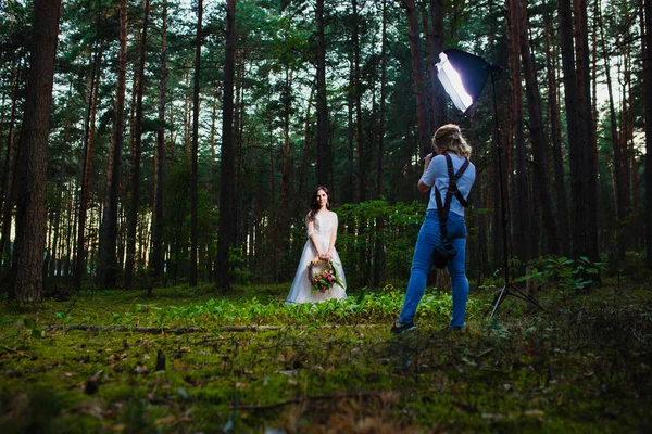 Professionele bruiloft fotograaf foto's maken met behulp van strobe en softbox — Stockfoto