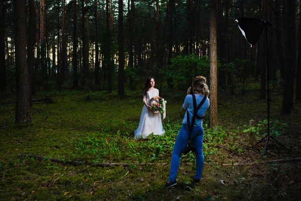 Fotografo di nozze professionale utilizzando strobo e softbox per fare foto — Foto Stock