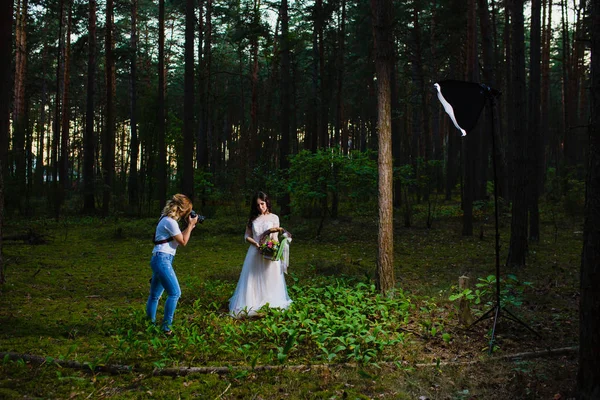 Photographe de mariage professionnel utilisant stroboscope et softbox pour faire des photos — Photo