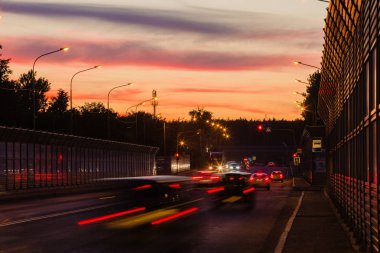 Yaz manzara otoyol ve parça araba farları ile