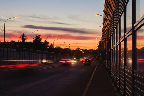 Sommarlandskap med motorvägen och spår från bilstrålkastare — Stockfoto