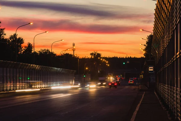 Nyári táj autópálya és sín-ból autó fényszórói — Stock Fotó