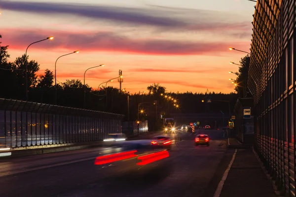 Sommarlandskap med motorvägen och spår från bilstrålkastare — Stockfoto