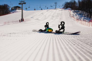 Alt görünümü boş kayak pisti ve snowboard için donatım