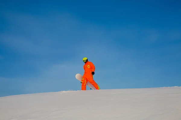 Snowboarder Freerider mit weißem Snowboard steht oben auf der Skipiste — Stockfoto