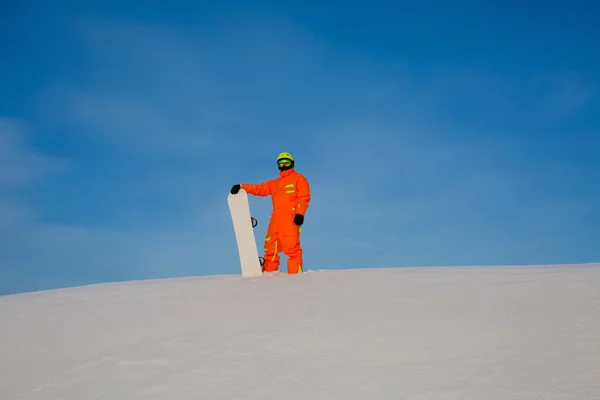 Snowboarder Freerider mit weißem Snowboard steht oben auf der Skipiste — Stockfoto