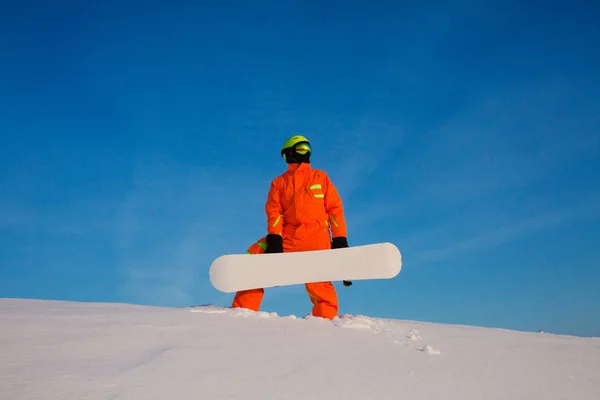 Snowboardåkare freerider med vita snowboard stående på toppen av skidbacken — Stockfoto