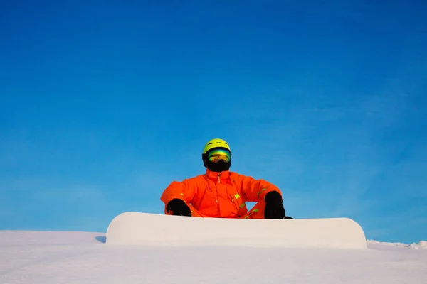 Snowboarder Freerider mit weißem Snowboard sitzt oben auf der Skipiste — Stockfoto